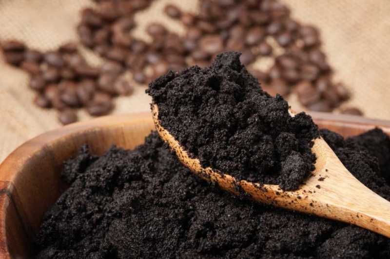 Bã cà phê có tác dụng khử khuẩn, giúp giải phóng mùi hôi chân dễ dàng.