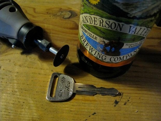 Dùng chìa khóa mở nắp chai bia