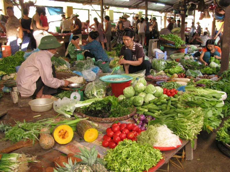 Đi chợ ra buổi sáng, bạn sẽ mua được rau củ tươi hơn nhưng giá thành cũng sẽ cao hơn các thời điểm khác trong ngày