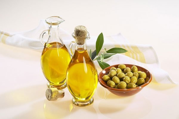 Dầu ô liu là gia vị không thể thiếu ở trong nấu ăn, hơn thế nữa người ta còn sử dụng dầu oliu để giải độc gan﻿.﻿