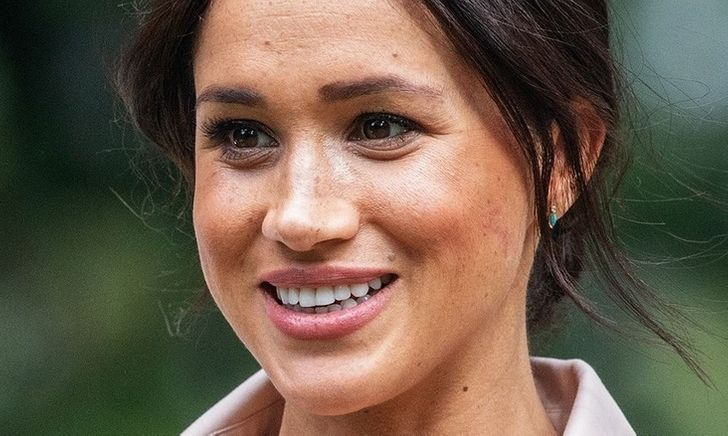 Meghan Markle là người ủng hộ vẻ ngoài tự nhiên và không che giấu những đốm tàn nhang hơi đỏ của mình dưới lớp trang điểm dày.