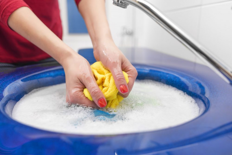 Hãy ngâm các vật dụng trong thời gian khuyến khích để vết bẩn tan ra giúp lau chui và giặt giũ nhanh hơn