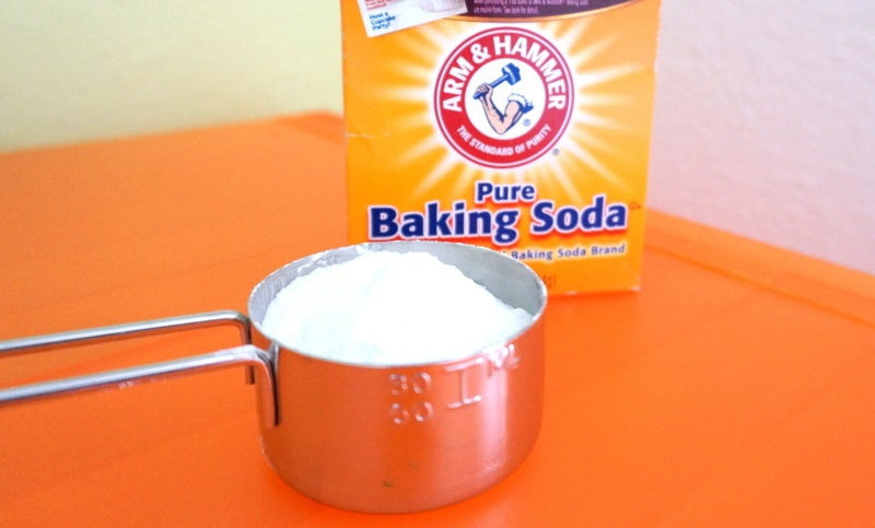 Làm sạch toilet hiệu quả bằng baking soda