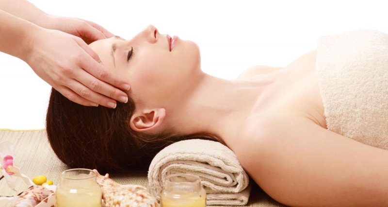 Massage mặt giúp lưu thông máu huyết