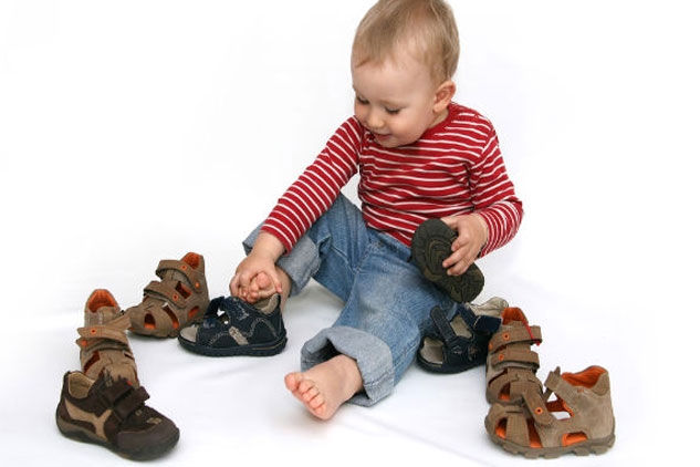 Cho bé ướm thử giày trước khi mua