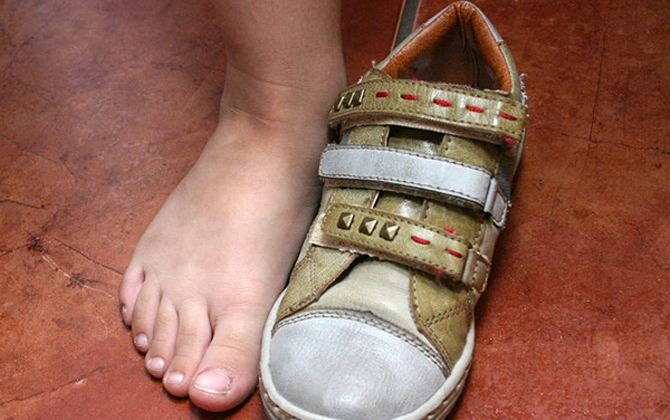 Mua giày cho bé nên chú ý đến kích thước của giày