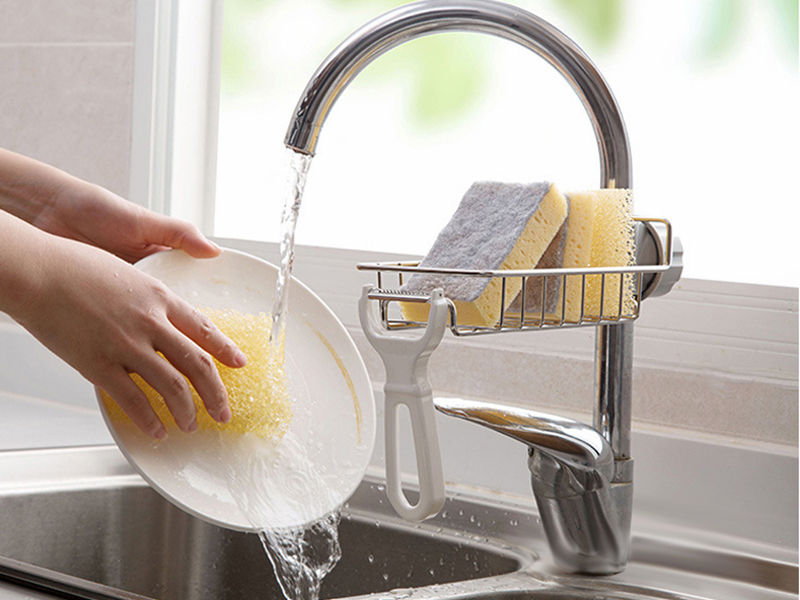 Sử dụng nước rửa chén để lau chùi tất cả vật dụng trong nhà sẽ khiến không lau sạch mà còn bị các vệt ố và hít vào nhiều chất độc hại