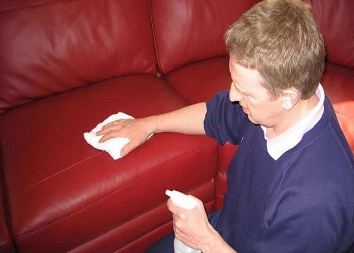 Làm sạch bề mặt Sofa bằng dung dịch và khăn mềm 